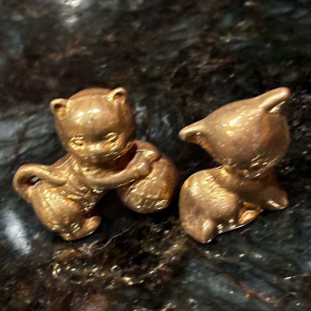 Set of two miniature cats 🐈  paying with ball  no marked 🏀they are heavy 🫶🏻
